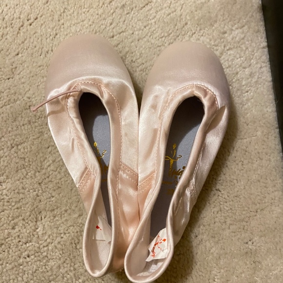 Pointe shoes + free items - Picture 2 of 5
